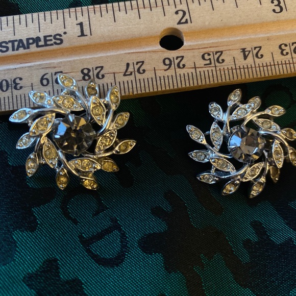 Vintage Sarah Clip Earrings 1950 - Picture 2 of 5